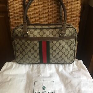 Authentic Signature GUCCI zippered shoulder bag purchased in Italy